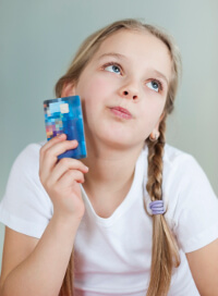 Kind mit einer Bankkarte